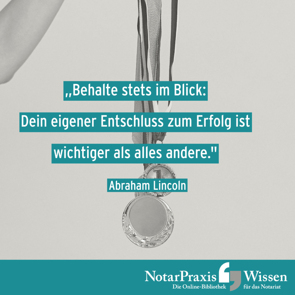 Motto der Woche: Behalte stets im Blick Dein eigener Entschluss zum Erfolg ist wichtiger als alles andere. (Abraham Lincoln) | Hand hält Siegermedaillen in der Hand