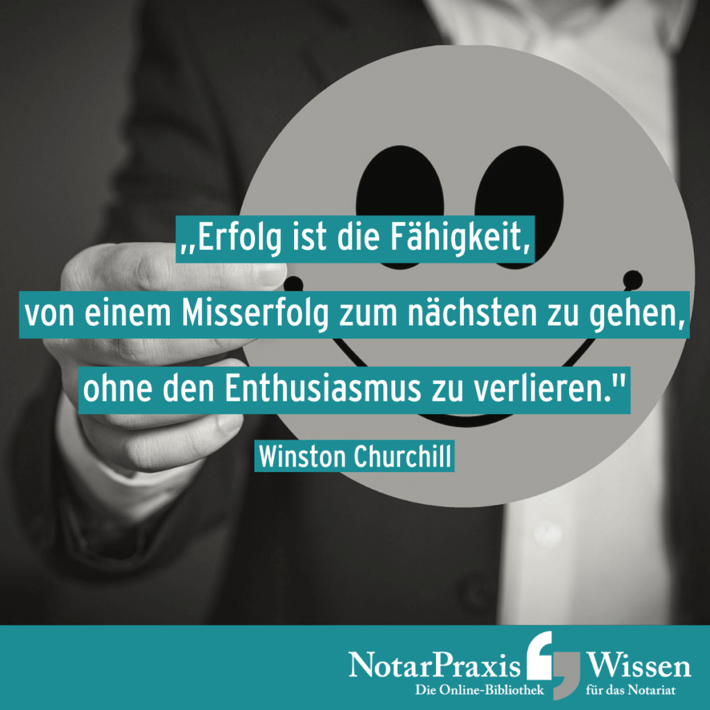 Motto der Woche: Erfolg ist die Fähigkeit, von einem Misserfolg zum nächsten zu gehen, ohne den Enthusiasmus zu verlieren. (Winston Churchill) | Smiley wird von einer männlichen Person im Anzug gehalten