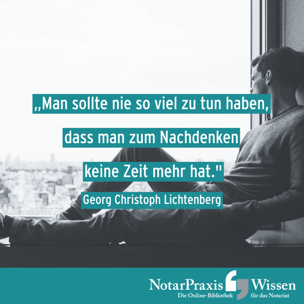 Motto der Woche: Man sollte nie so viel zu tun haben, dass man zum Nachdenken keine Zeit mehr hat. (Georg Christoph Lichtenberg) | junger Mensch an den Rahmen eines Fensters gelehnt auf einer großen Fensterbank und schaut nachdenklich auf die Stadt